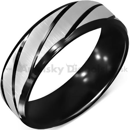Oceľový prsteň - strieborný vzor na čiernom podklade