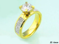 Zásnubný oceľový prsteň -zlatej farby s čírymi kryštálmi