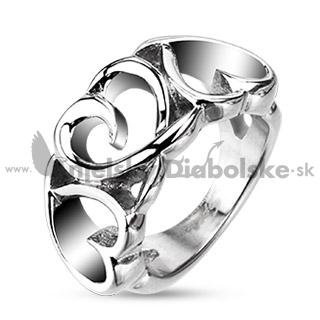 Oceľový prsteň s vyrezávanými srdciami