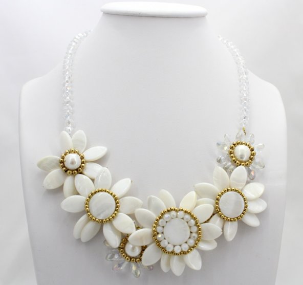 Elegantný náhrdelník - Biele kvety