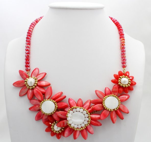 Elegantný náhrdelník - červené kvety