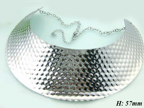 Oceľový náhrdelník-golier bodkovaný vzor