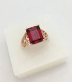 Elegantný prsteň s vyčnievajúcim červeným kryštálom