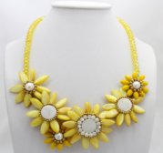 Elegantný náhrdelník - žlté kvety
